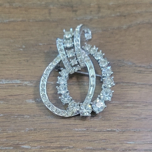 Elegant Silver tone looped Crystal Brooch - Picture 1 of 3